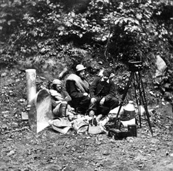 Fotografen en hun uitrusting op een expeditie om het interieur van Mammoth Cave te fotograferen, uit de serie Magnesium Light Views in Mammoth Cave, 1866